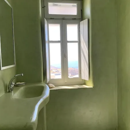 Hill-ton Apartment *