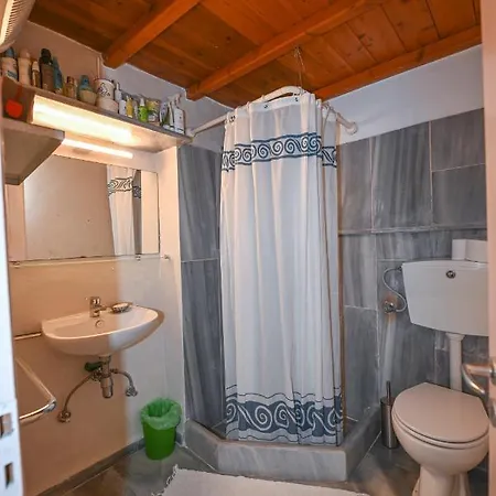 Hill-ton Apartment